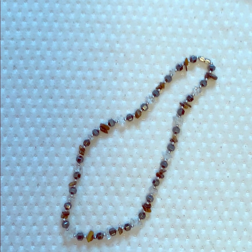 Brown stone and metálic necklace